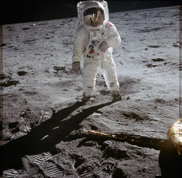 /view?path=/example_folder/apollo11.jpg&resolution=SD&quality=HIGH